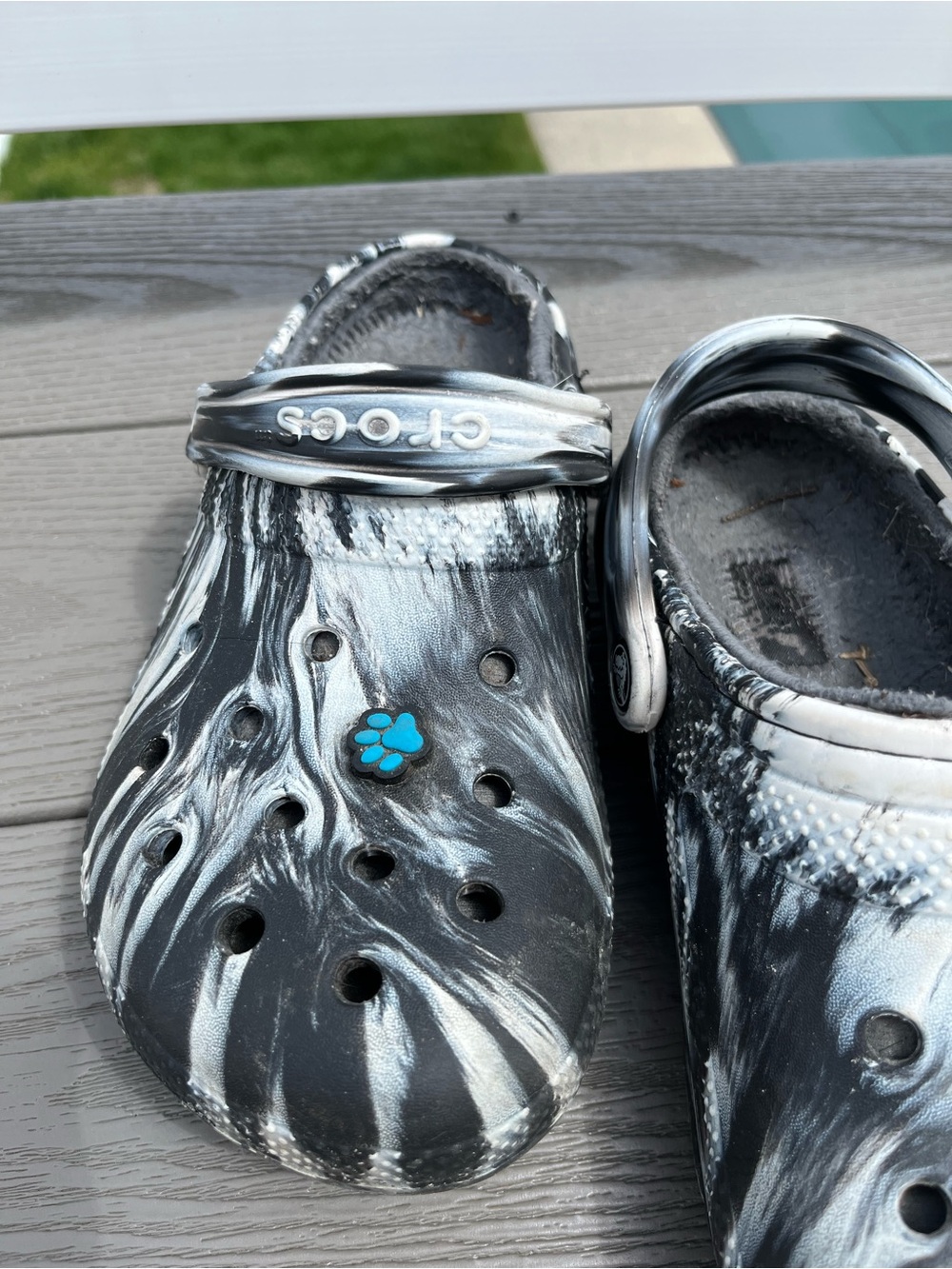 WOMENS SIZE 7 WELL WORN FUZZY CROCS